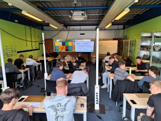 Een klaslokaal van Firda met studenten met elkaar in gesprek tijdens de workshop Positieve Gezondheid